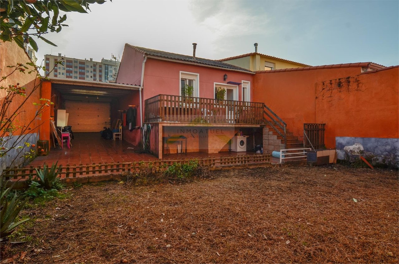 Foto 1 Casa de 55m2 con garaje y finca de 100m2, Zona Los Rosales - Riazor.- 