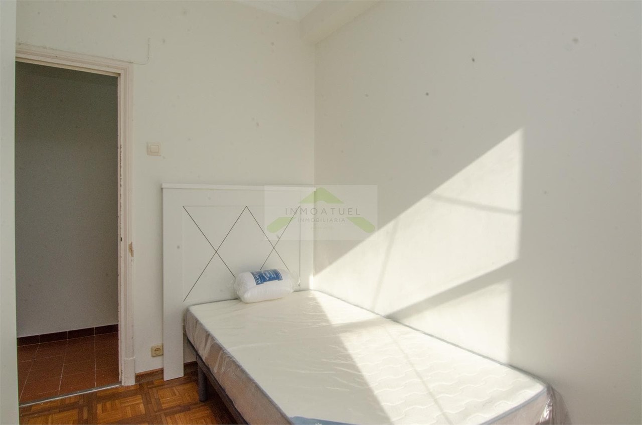 Foto 10 ALQUILER DE TEMPORADA.- Piso muy luminoso de 73m2, zona Mallos (Av.Arteixo)