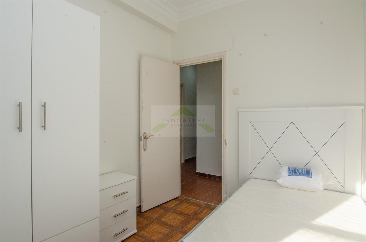 Foto 11 ALQUILER DE TEMPORADA.- Piso muy luminoso de 73m2, zona Mallos (Av.Arteixo)