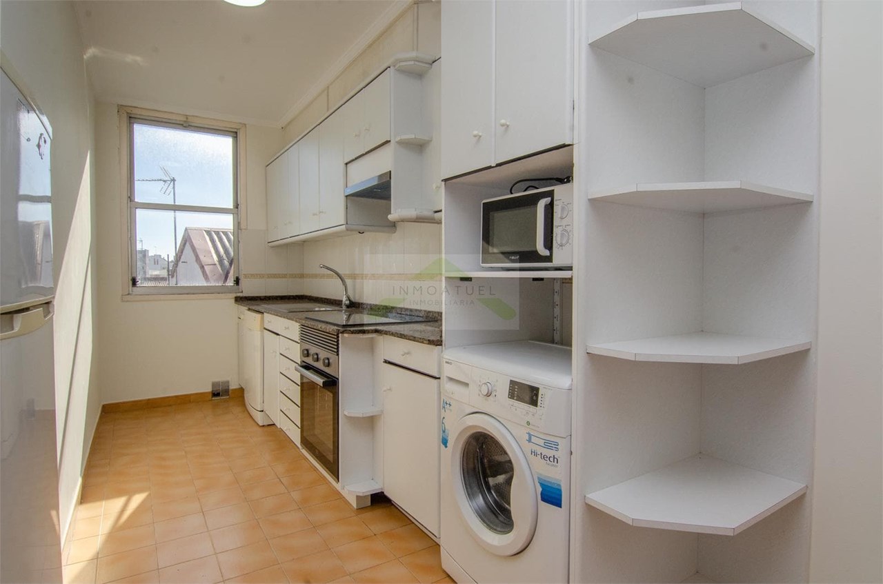 Foto 1 ALQUILER DE TEMPORADA.- Piso muy luminoso de 73m2, zona Mallos (Av.Arteixo)