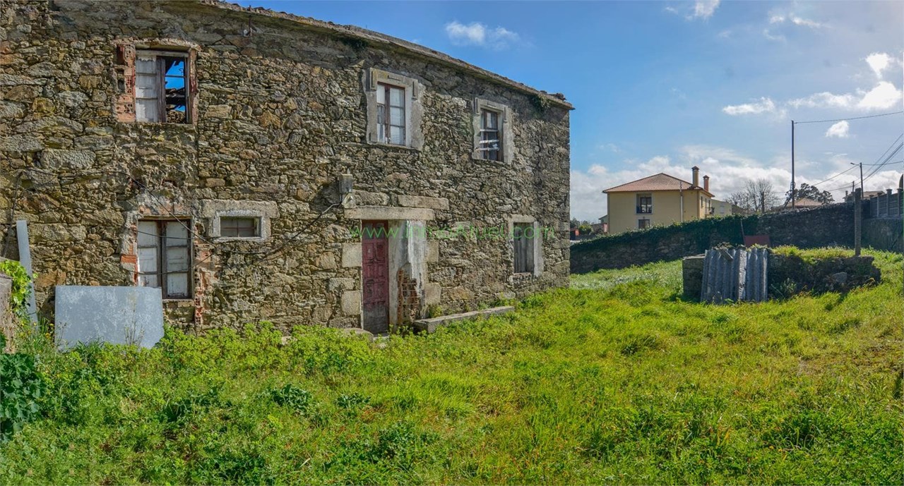 Foto 1 Casa de 188m2 con finca de 2.392m2, zona Tabeaio, a 15 minutos del centro de Coruña.- 