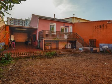 Casa de 55m2 con garaje y finca de 100m2, Zona Los Rosales - Riazor.-  en A Coruña