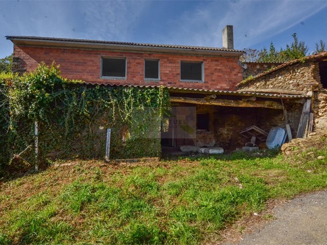 Casa de 88m2 + finca de 486m2, zona Xontes - Carral (A Coruña).- 