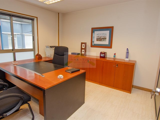 Entreplanta comercial de 71m2 a solo 20 metros de Ronda de Nelle.- - A Coruña