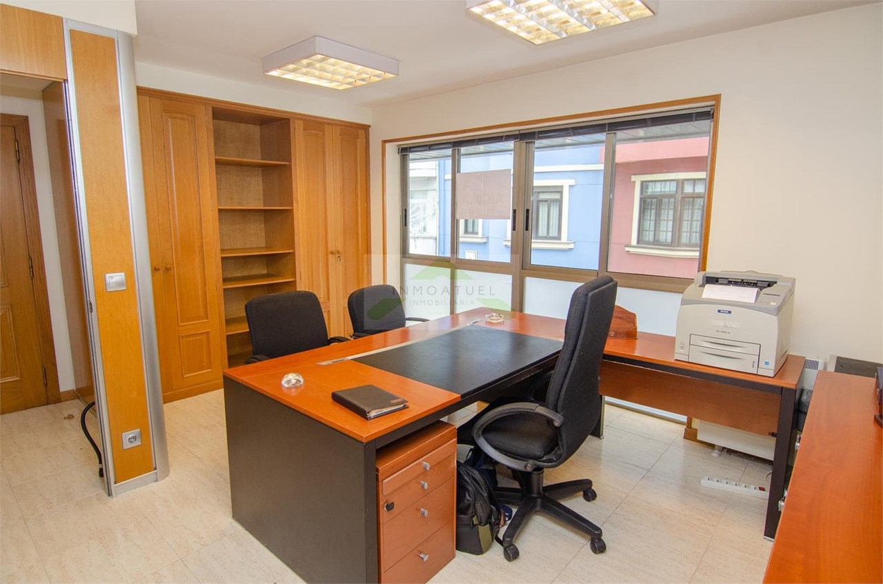 Foto 2 Entreplanta comercial de 71m2 a solo 20 metros de Ronda de Nelle.-