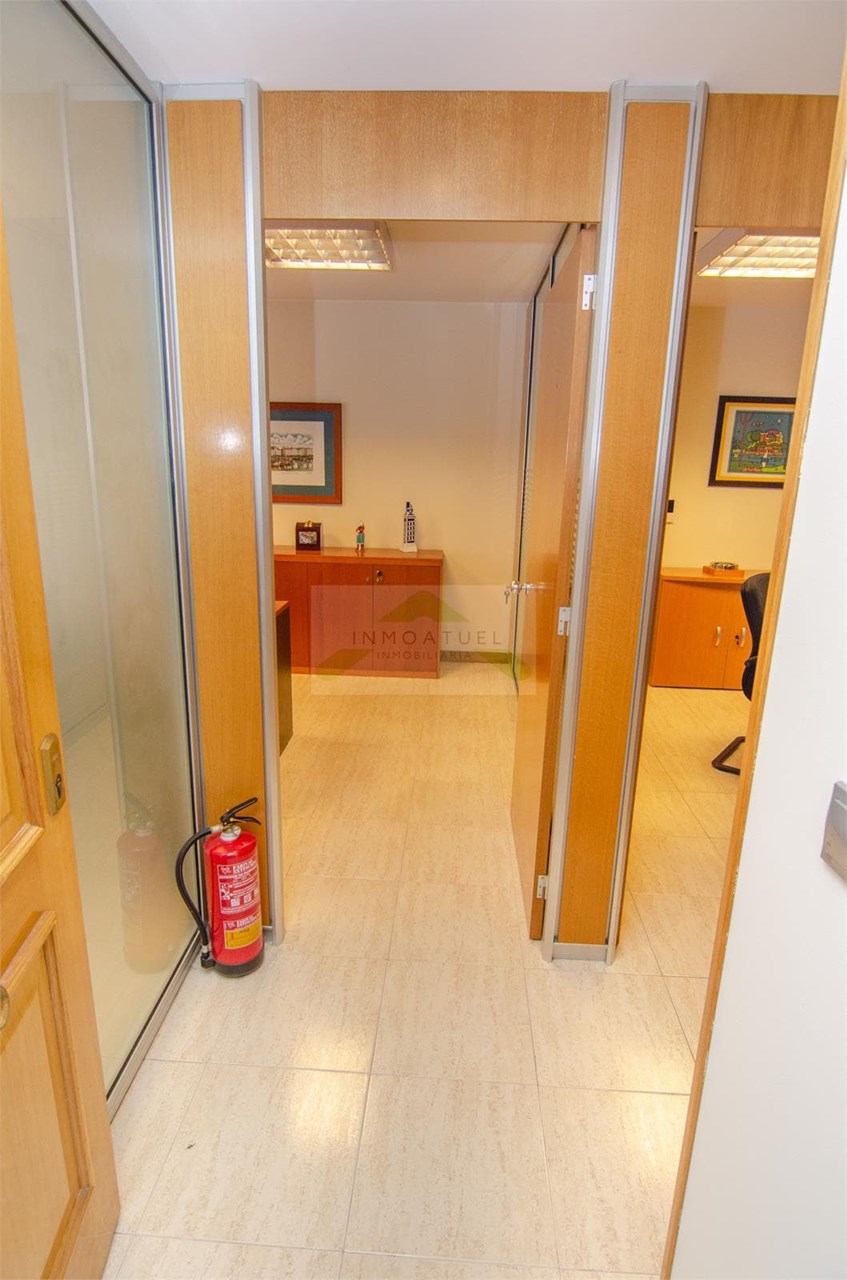 Foto 4 Entreplanta comercial de 71m2 a solo 20 metros de Ronda de Nelle.-