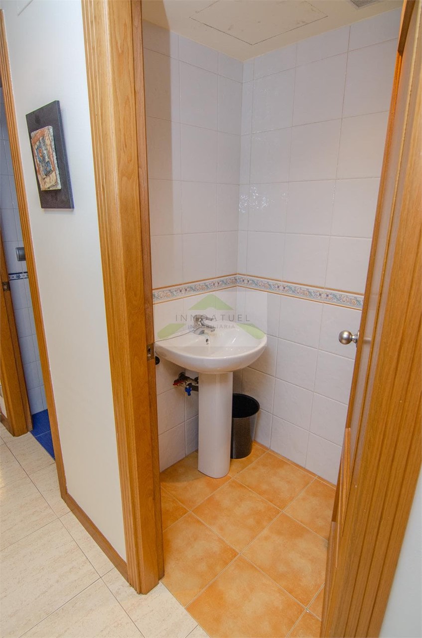 Foto 8 Entreplanta comercial de 71m2 a solo 20 metros de Ronda de Nelle.-