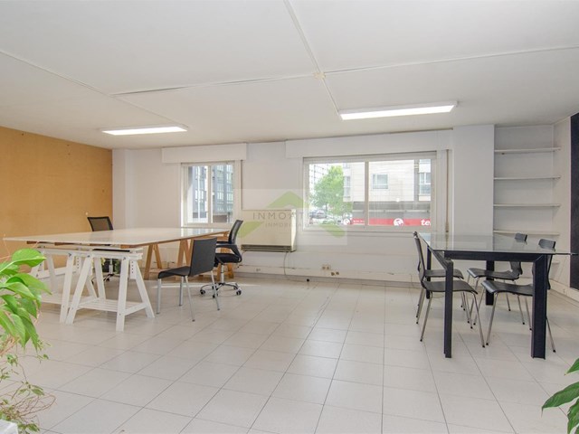 Entreplanta de 127m² con Garaje en Ronda de Outeiro – Ideal Negocio o Academia. - A Coruña