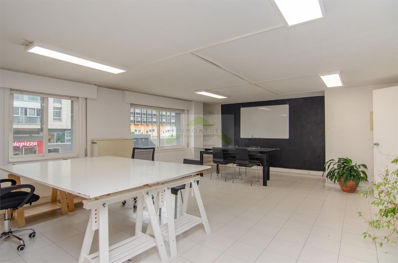 Foto 2 Entreplanta de 127m² con Garaje en Ronda de Outeiro – Ideal Negocio o Academia.