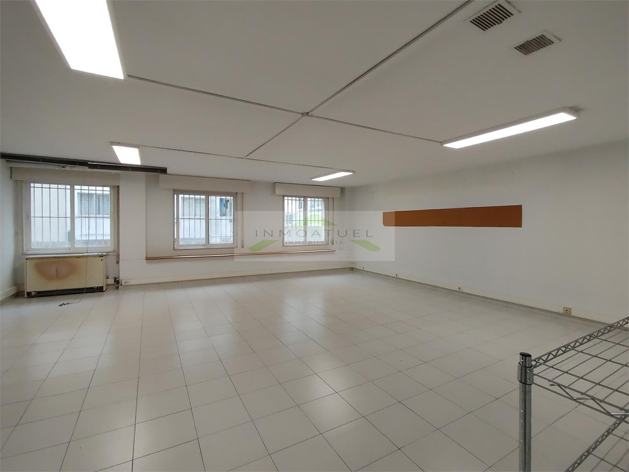 Foto 14 Entreplanta de uso comercial de 127m2 + trastero, sobre Ronda de Outeiro con posibilidad de garaje. 
