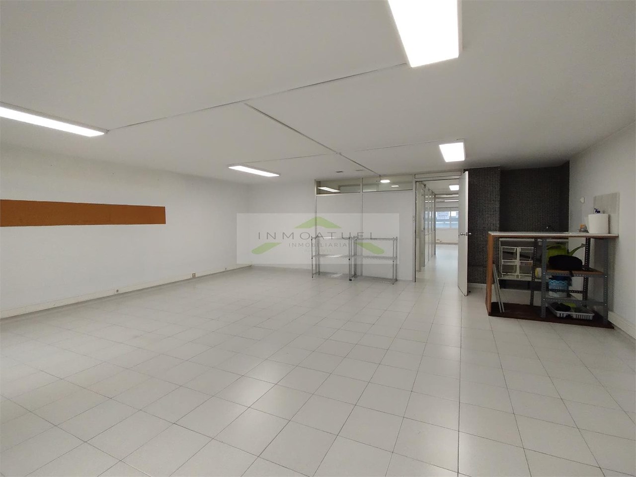 Foto 17 Entreplanta de uso comercial de 127m2 + trastero, sobre Ronda de Outeiro con posibilidad de garaje. 