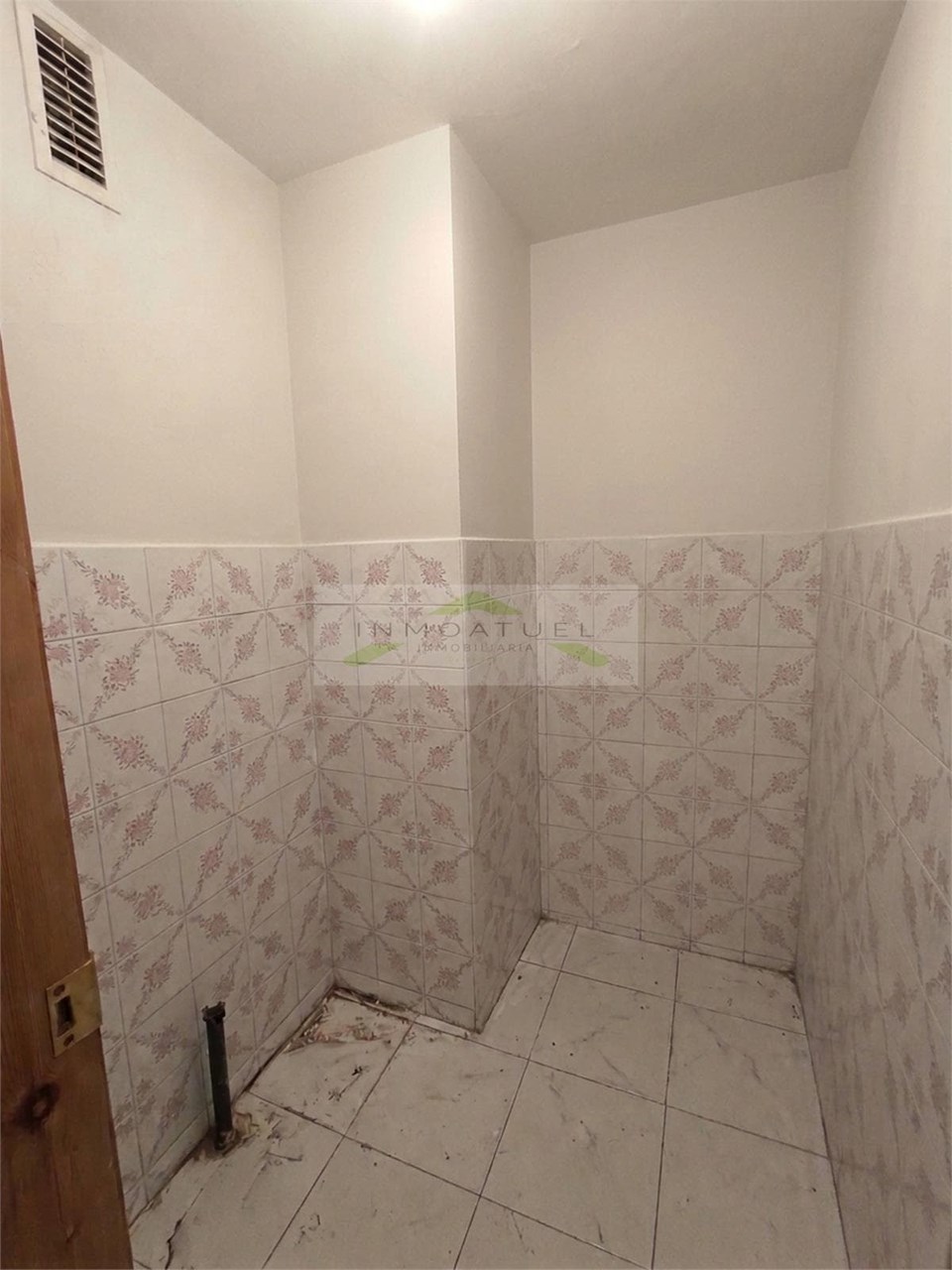 Foto 25 Entreplanta de uso comercial de 127m2 + trastero, sobre Ronda de Outeiro con posibilidad de garaje. 