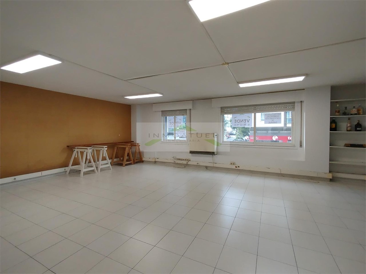 Foto 3 Entreplanta de uso comercial de 127m2 + trastero, sobre Ronda de Outeiro con posibilidad de garaje. 