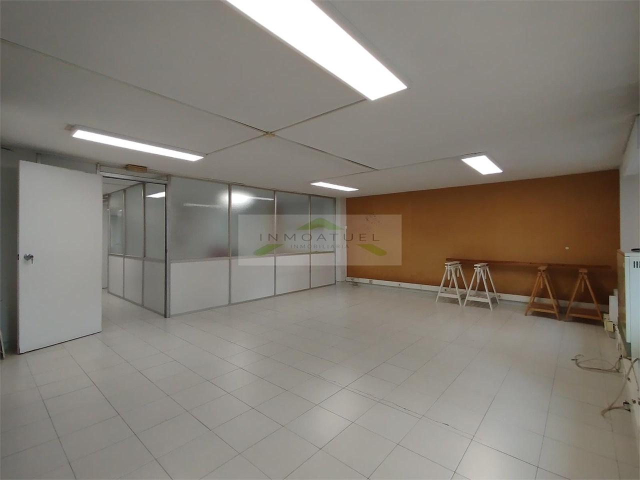 Foto 4 Entreplanta de uso comercial de 127m2 + trastero, sobre Ronda de Outeiro con posibilidad de garaje. 