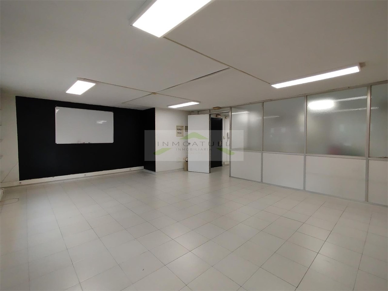 Foto 5 Entreplanta de uso comercial de 127m2 + trastero, sobre Ronda de Outeiro con posibilidad de garaje. 