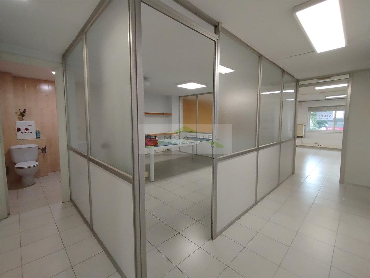 Foto 7 Entreplanta de uso comercial de 127m2 + trastero, sobre Ronda de Outeiro con posibilidad de garaje. 