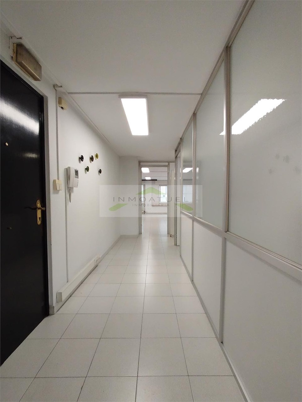 Foto 8 Entreplanta de uso comercial de 127m2 + trastero, sobre Ronda de Outeiro con posibilidad de garaje. 