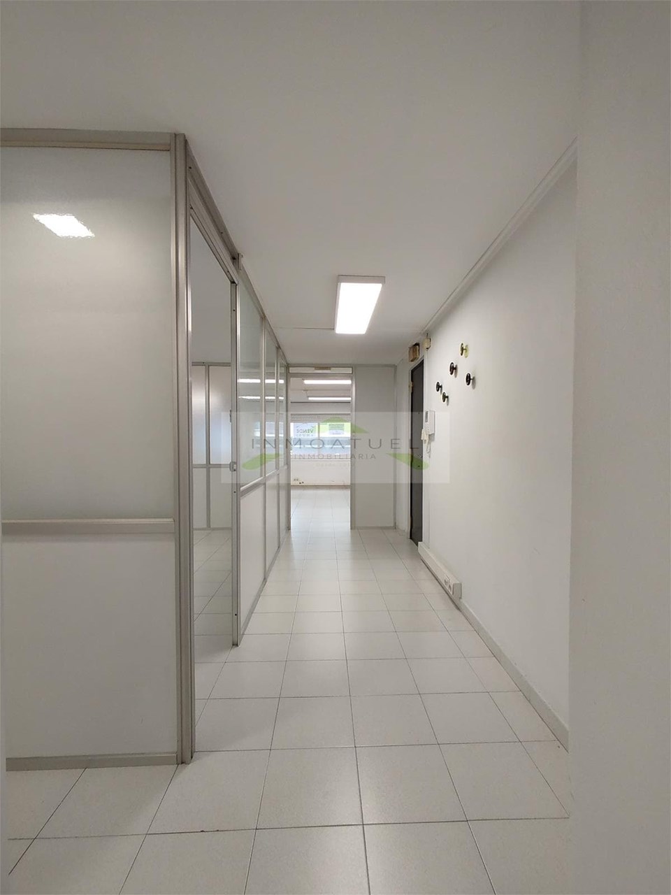 Foto 9 Entreplanta de uso comercial de 127m2 + trastero, sobre Ronda de Outeiro con posibilidad de garaje. 