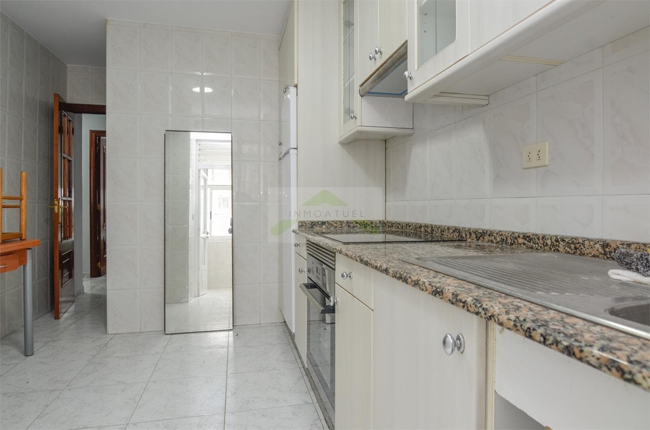Foto 2 ESTUDIANTES.- Piso de 103m2, zona Barrio de las Flores ( 4 dormitorios ).- 