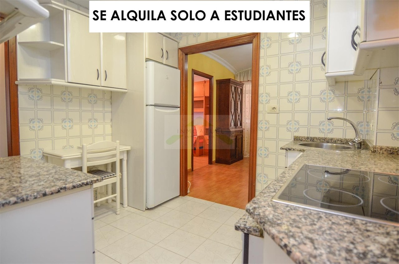 Foto 1 ESTUDIANTES.- Piso de 69m2, zona Sagrada Familia, próximo a Ronda de Outeiro.-