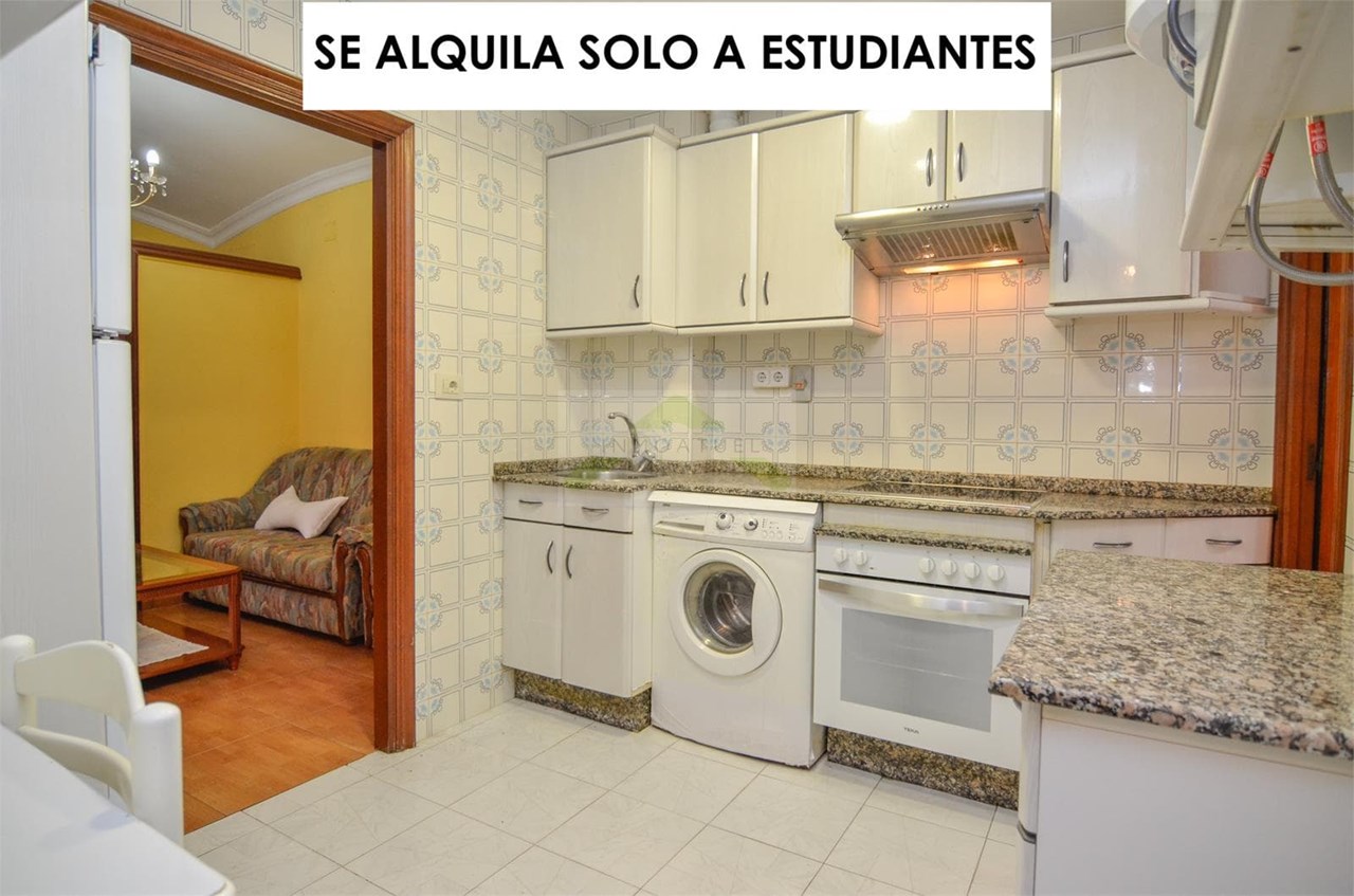 Foto 2 ESTUDIANTES.- Piso de 69m2, zona Sagrada Familia, próximo a Ronda de Outeiro.-