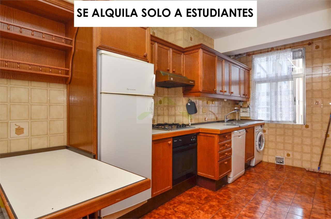 Foto 1 ESTUDIANTES.- Piso de 70m2 muy soleado sobre Ronda de Outeiro.- 