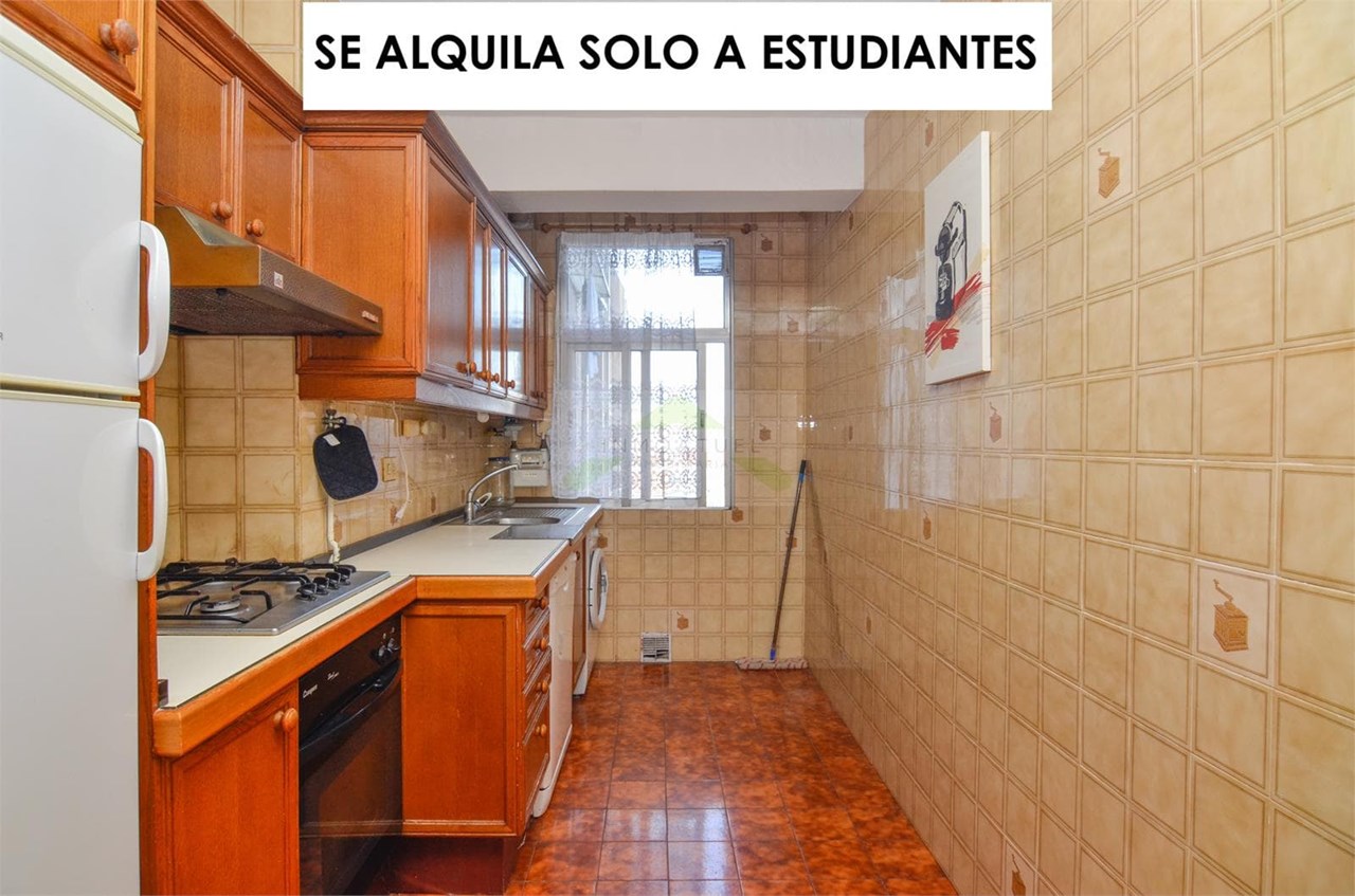 Foto 2 ESTUDIANTES.- Piso de 70m2 muy soleado sobre Ronda de Outeiro.- 