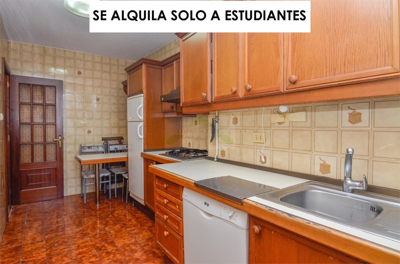 Foto 3 ESTUDIANTES.- Piso de 70m2 muy soleado sobre Ronda de Outeiro.- 