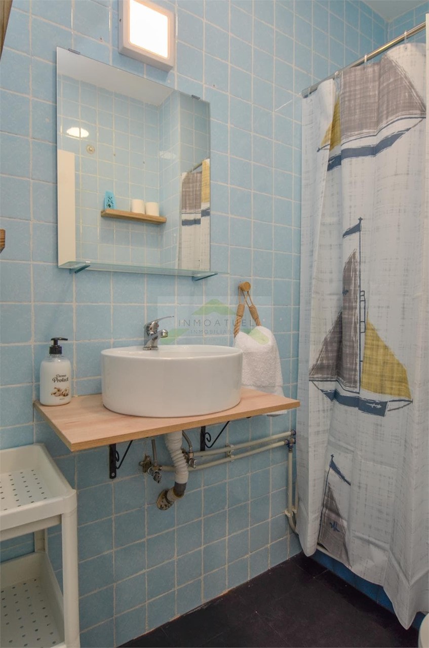 Foto 12 ESTUDIANTES.- Piso de 84m2, zona Santa Cristina (Oleiros), primera línea de playa.-