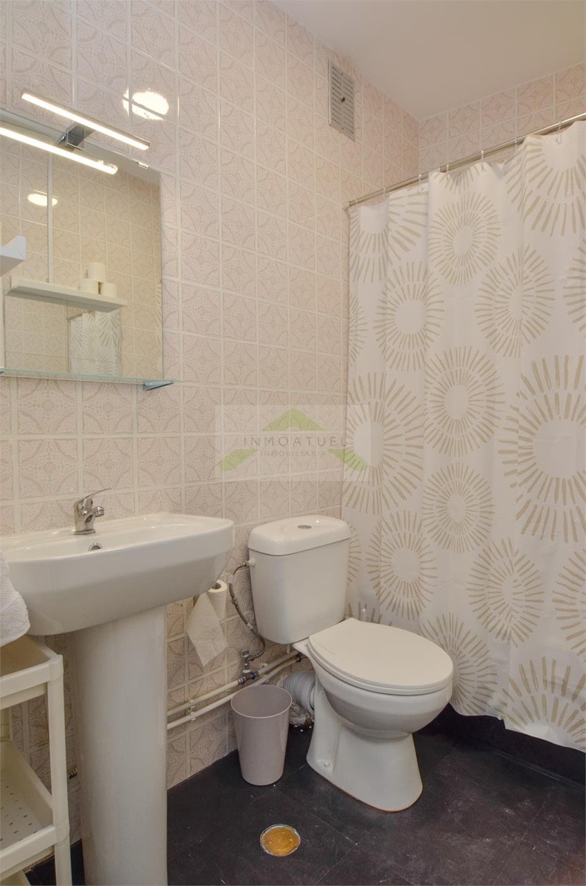 Foto 13 ESTUDIANTES.- Piso de 84m2, zona Santa Cristina (Oleiros), primera línea de playa.-