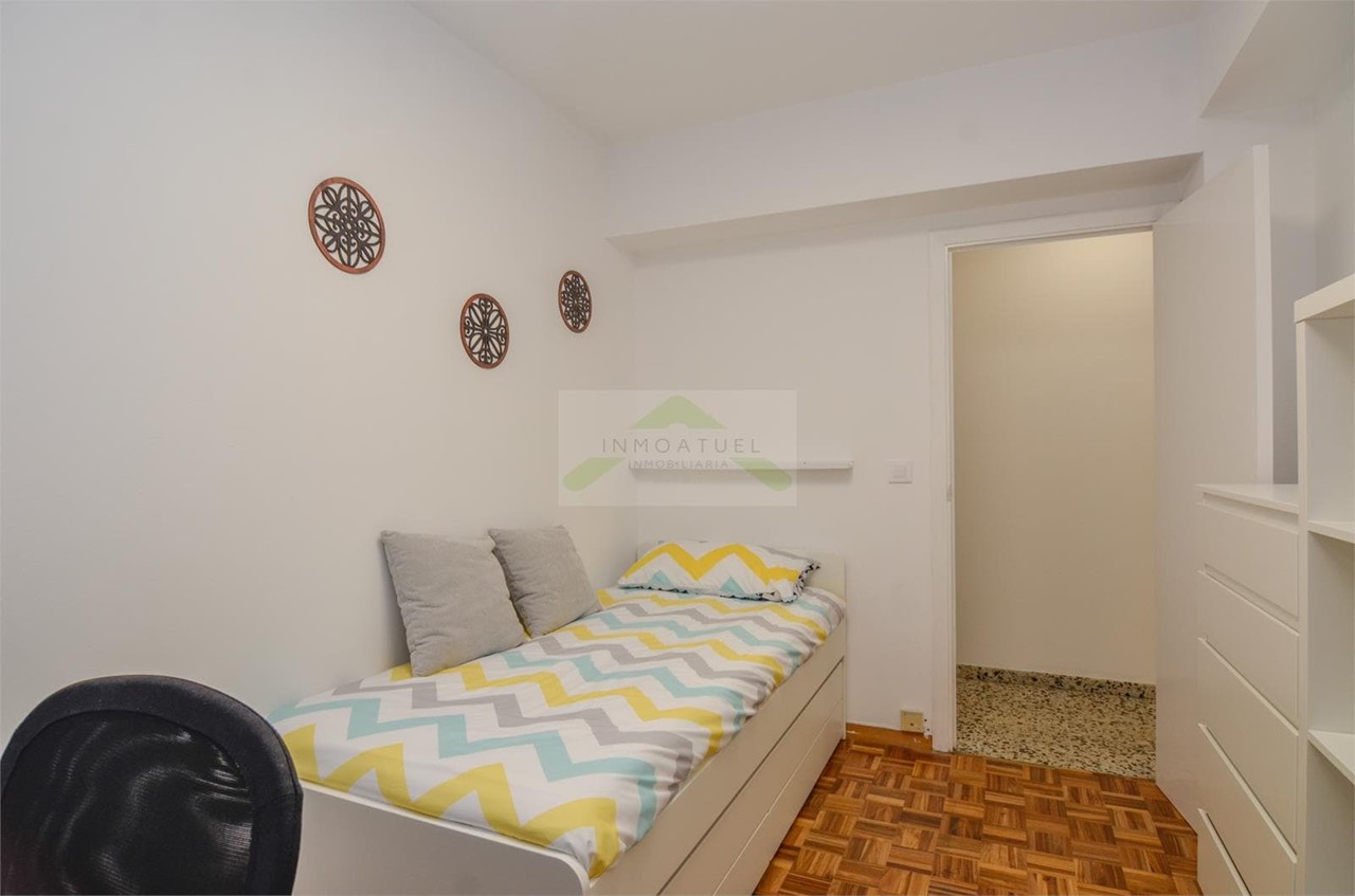 Foto 16 ESTUDIANTES.- Piso de 84m2, zona Santa Cristina (Oleiros), primera línea de playa.-
