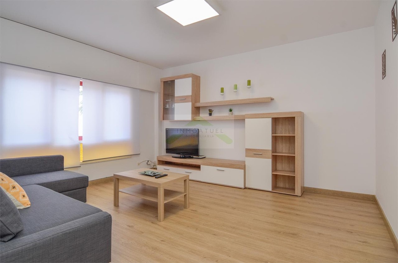 Foto 1 ESTUDIANTES.- Piso de 84m2, zona Santa Cristina (Oleiros), primera línea de playa.-