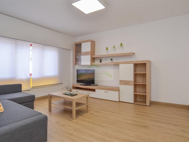 ESTUDIANTES.- Piso de 84m2, zona Santa Cristina (Oleiros), primera línea de playa.-