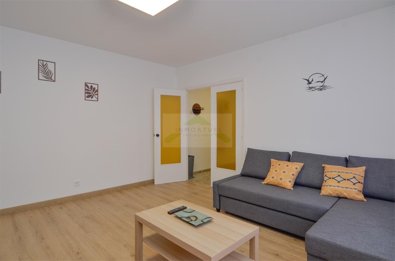 Foto 3 ESTUDIANTES.- Piso de 84m2, zona Santa Cristina (Oleiros), primera línea de playa.-