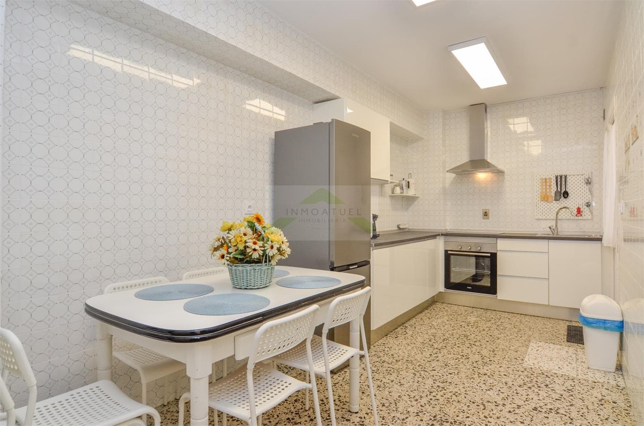 Foto 5 ESTUDIANTES.- Piso de 84m2, zona Santa Cristina (Oleiros), primera línea de playa.-