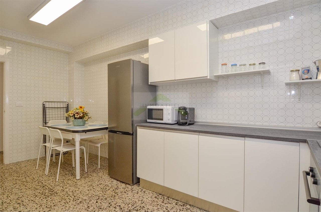 Foto 6 ESTUDIANTES.- Piso de 84m2, zona Santa Cristina (Oleiros), primera línea de playa.-