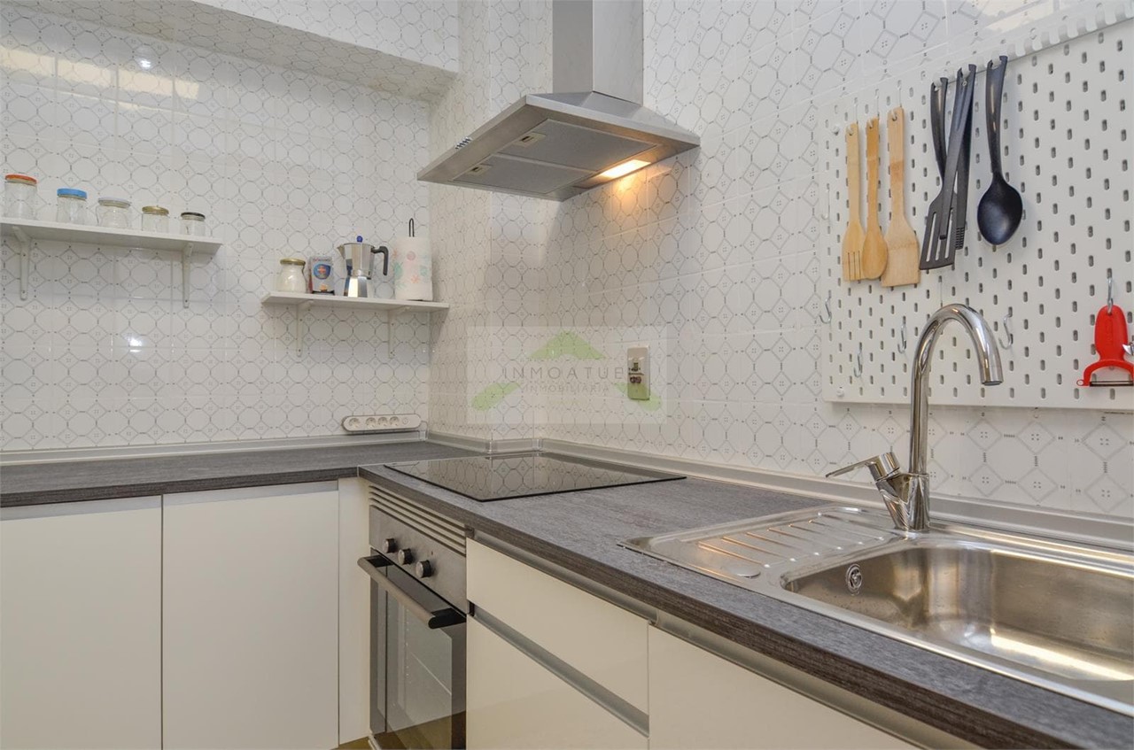 Foto 7 ESTUDIANTES.- Piso de 84m2, zona Santa Cristina (Oleiros), primera línea de playa.-