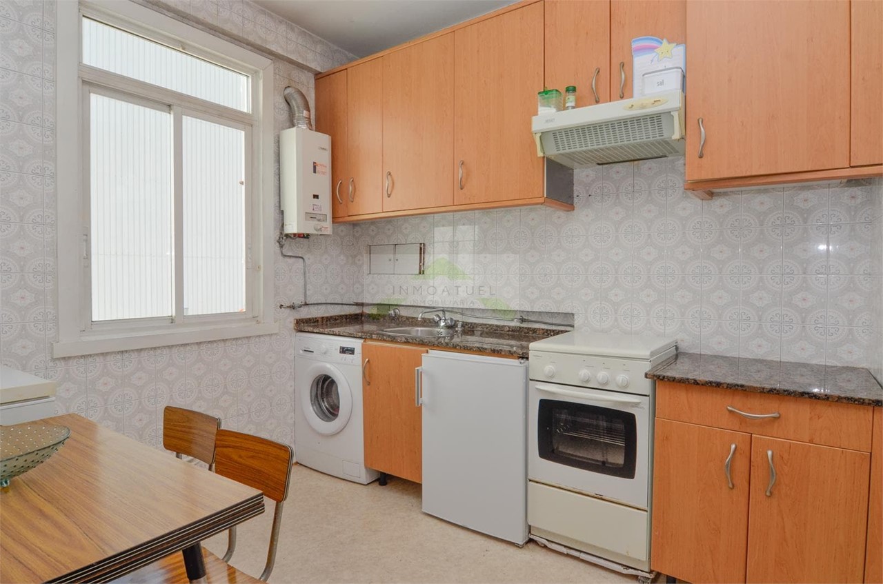 Foto 4 ESTUDIANTES.- Piso de 96m2, zona Mallos (Avenida Arteixo/Rda Outeiro).- 