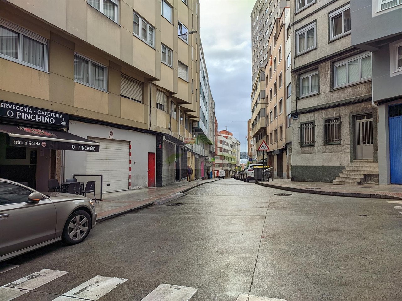 Foto 3 Local a pie de calle de 171m2, zona Mallos para uso comercial o residencial.- 