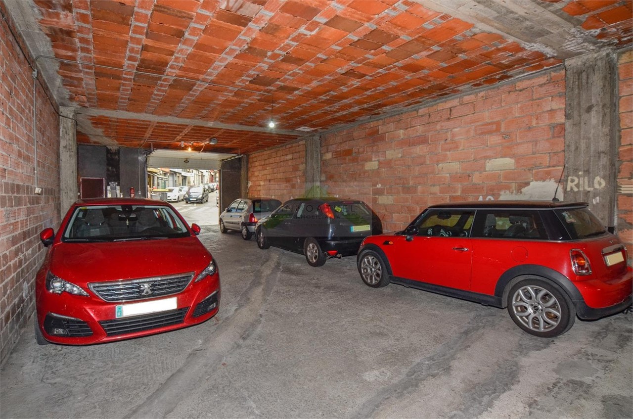 Foto 4 Local a pie de calle de 171m2, zona Mallos para uso comercial o residencial.- 