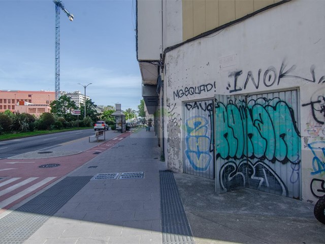 Local comercial de 130m2, zona Mallos ( sobre Avenida Arteixo ).-  - A Coruña