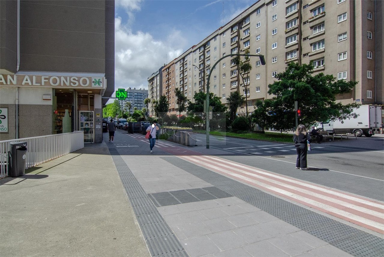 Foto 4 Local comercial de 130m2, zona Mallos ( sobre Avenida Arteixo ).- 