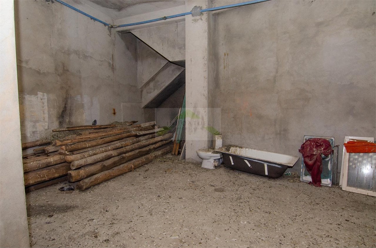 Foto 6 Local comercial de 130m2, zona Mallos ( sobre Avenida Arteixo ).- 