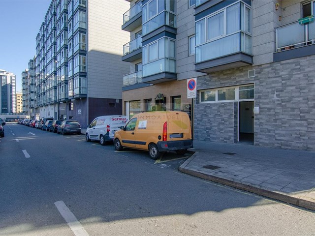 Local comercial de 132m2 ubicado en Vioño (frente al parque) - A Coruña