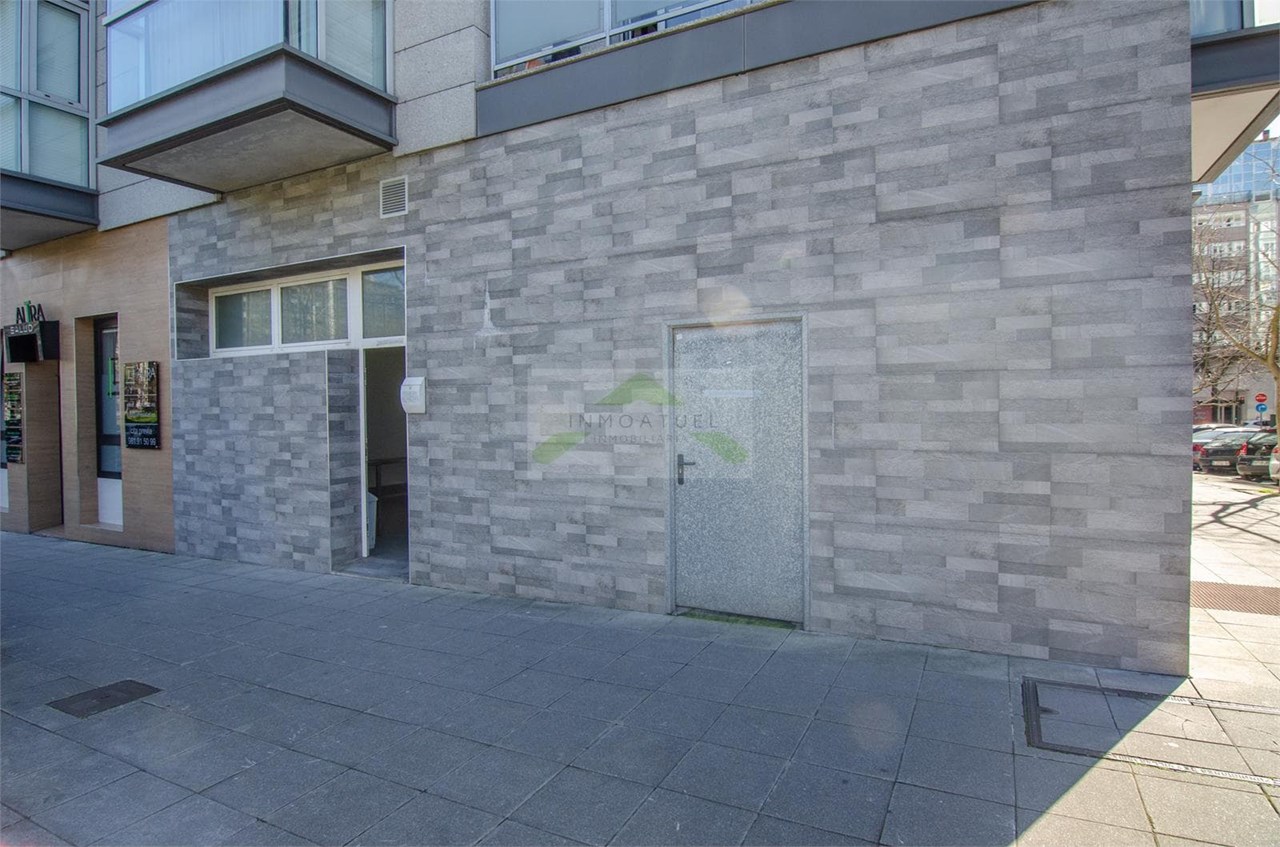 Foto 2 Local comercial de 132m2 ubicado en Vioño (frente al parque)