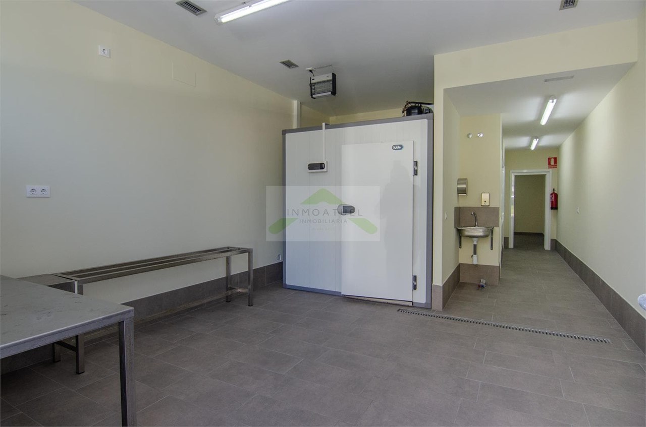 Foto 3 Local comercial de 132m2 ubicado en Vioño (frente al parque)