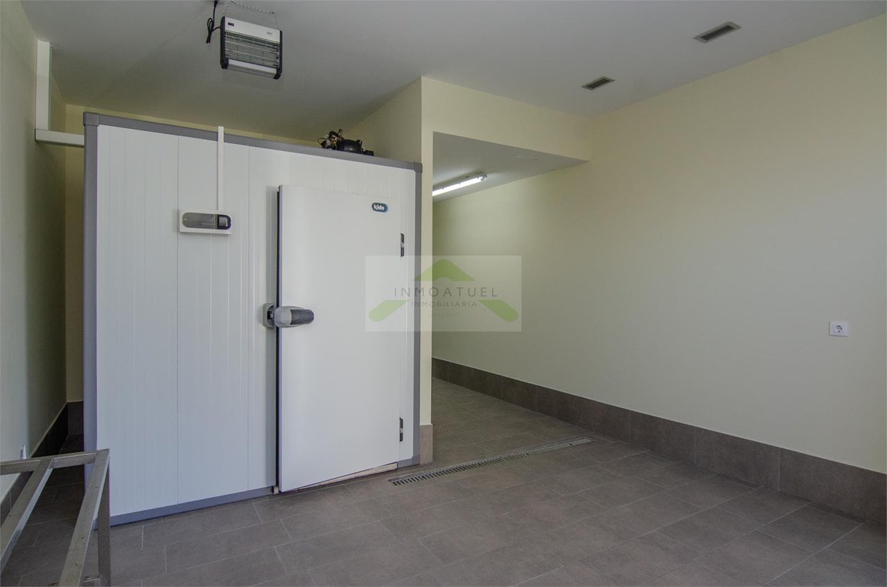 Foto 4 Local comercial de 132m2 ubicado en Vioño (frente al parque)