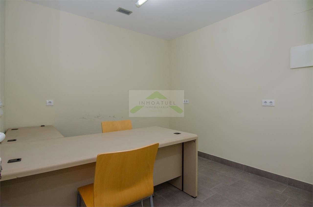 Foto 6 Local comercial de 132m2 ubicado en Vioño (frente al parque)