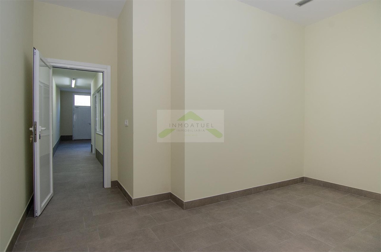 Foto 9 Local comercial de 132m2 ubicado en Vioño (frente al parque)