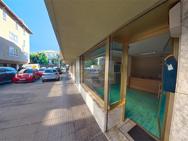 Local comercial de 28m2, zona Santa Cristina (Oleiros).- 